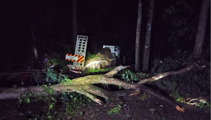 Quedas - Acidente envolve dois caminhões na PR-473